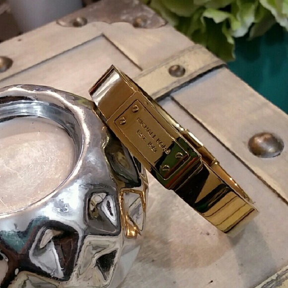 Gold MICHAEL KORS Metallic Logo Plaque Bracelet - Picture 3 of 8